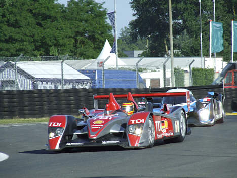 Audi #1 foran en af Peugeot racerne - da tiderne blev gjort op, var det dog Peugeot'erne der var hurtigst.
(Foto: Claude Foubert - Endurance-Info.com)